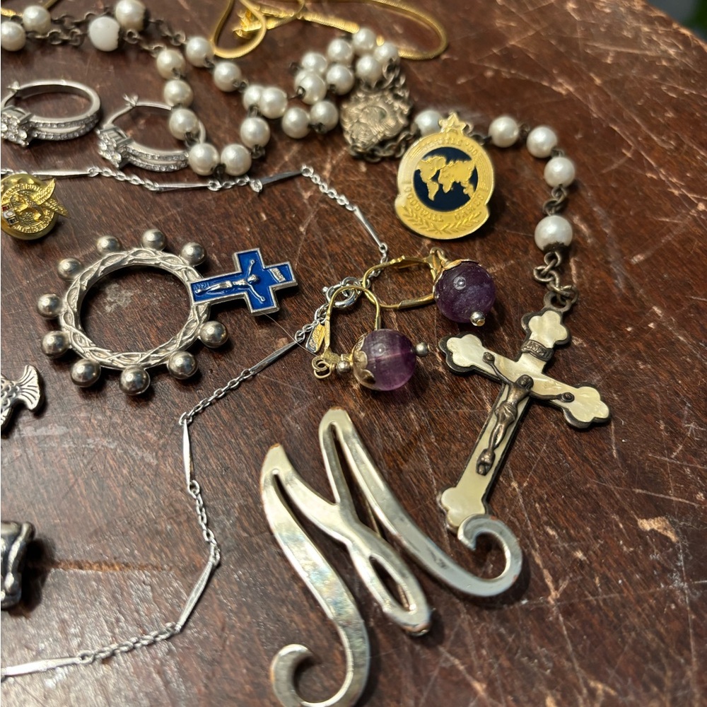 Vintage costume jewelry lot of necklaces, charms, pins, etc - Picture 3 of 6